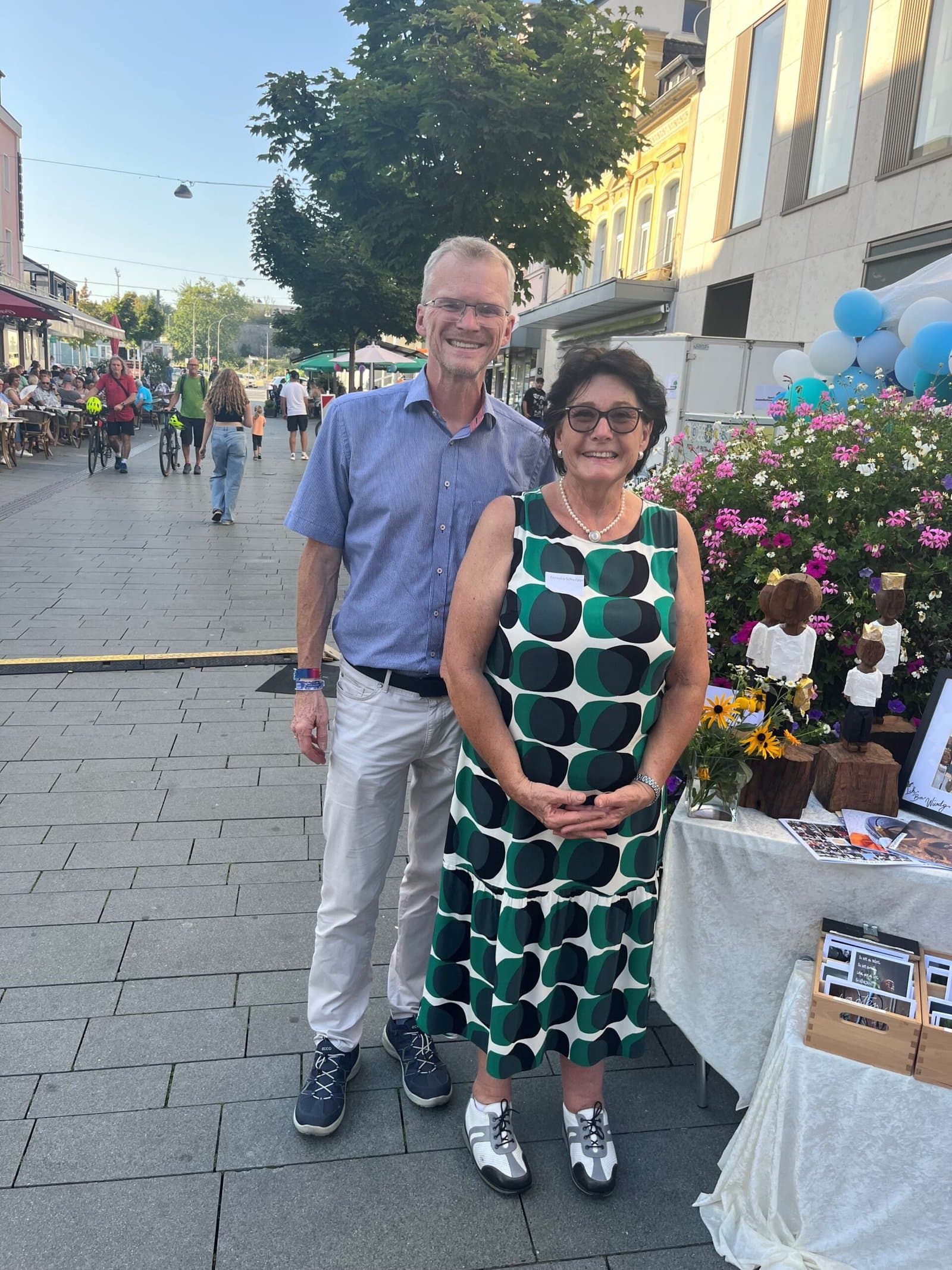 Tag der Würde – Besucher am Stand