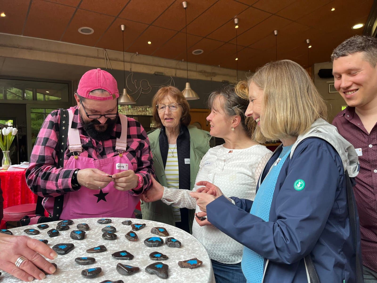 Teilnehmende bei einem Würde World Café