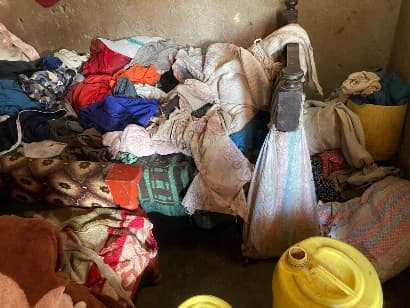 Gespendete Kleidung und Decken, bereitgestellt für Familien in Not